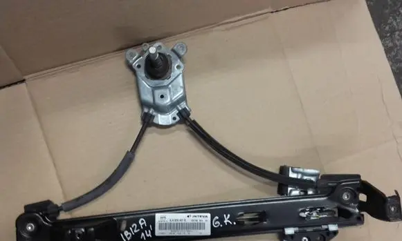 Rear door manual window regulator