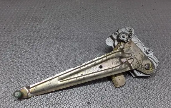 Rear door manual window regulator