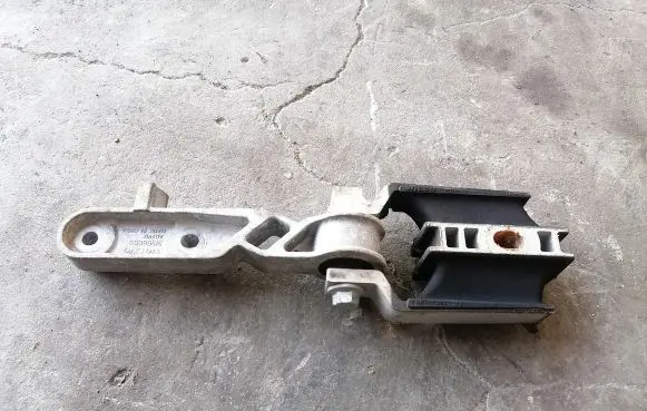 Volvo XC90 Engine mount bracket 31330594 31359890