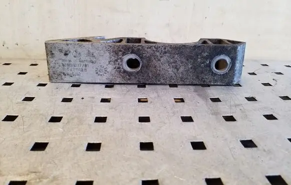 Volkswagen Touareg I Sway bar bush bracket, front 7L0411063B