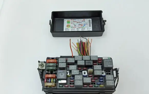 Cadillac STS Seville Fuse module 12193778 1201080244