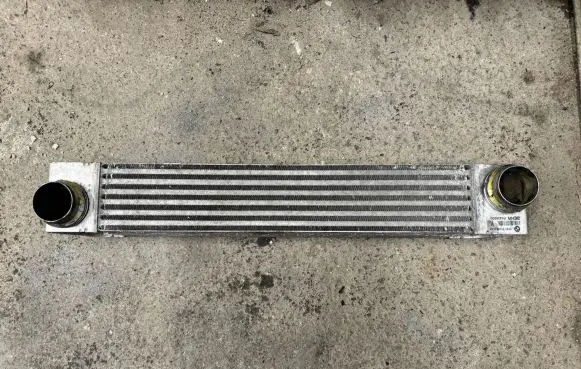 BMW 5 E60 E61 Intercooler radiator 7795823 F6438000