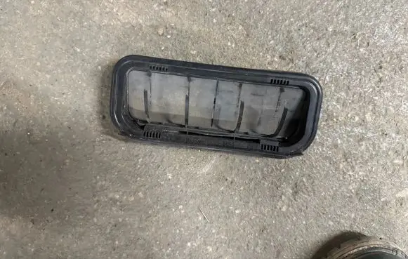 Quarter panel pressure vent