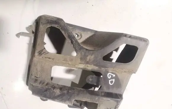 Rear bumper mounting bracket