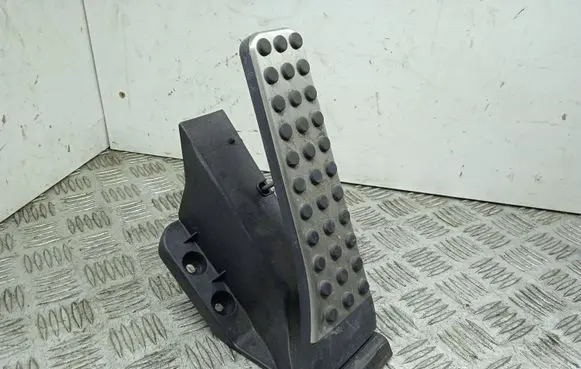 Mercedes-Benz E W212 Accelerator throttle pedal A2043000182