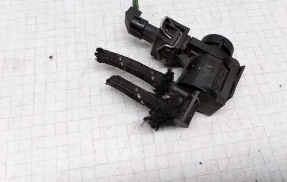 Volkswagen Golf III Vacuum valve 191906283A