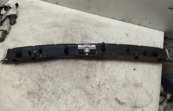 Trunk/boot sill cover protection