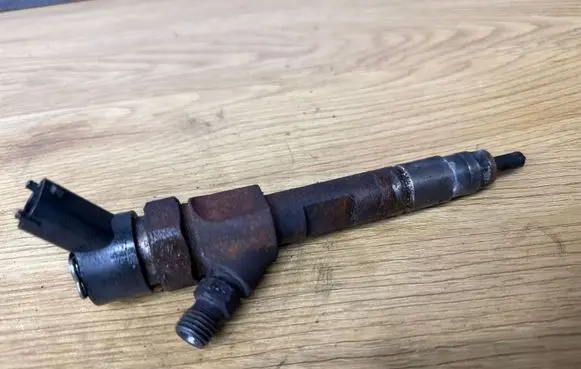 Opel Vivaro Fuel injector 8200238528