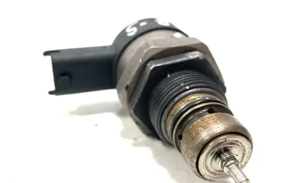 Volvo S80 Fuel pressure regulator 30777576 0281002712