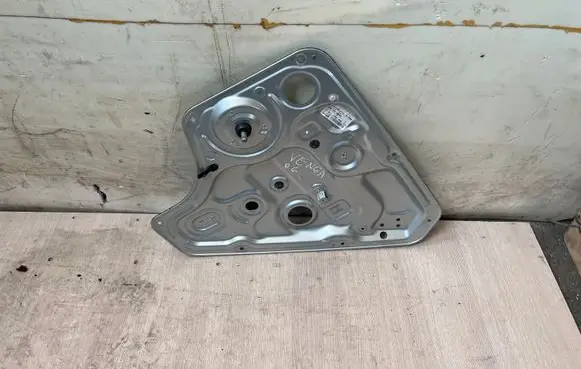 Rear door manual window regulator