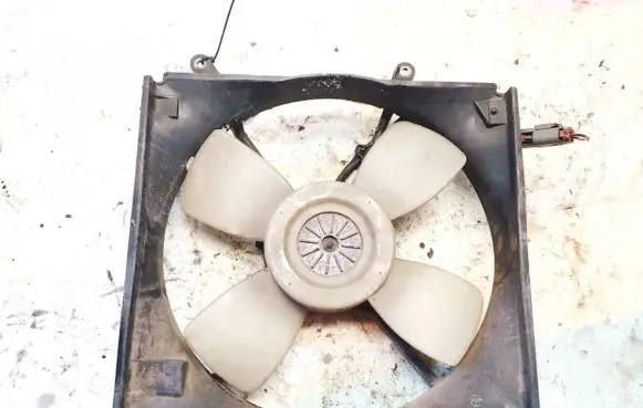 Mazda 626 Radiator cooling fan shroud