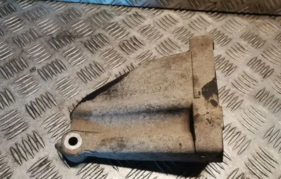Mercedes-Benz E W211 Engine mounting bracket 6132230504 A6132230504