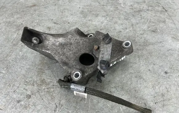 BMW 1 E82 E88 Engine mounting bracket 6775041