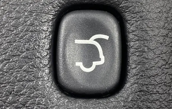Jeep Grand Cherokee Tailgate/boot open switch button P04602751AA