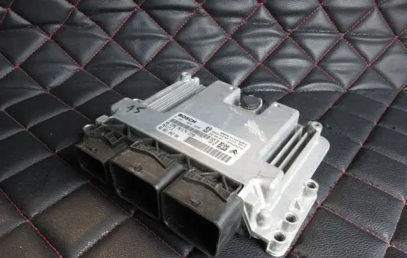 Citroen C4 II Engine control unit/module 0261S04690 9666104280 9663193780