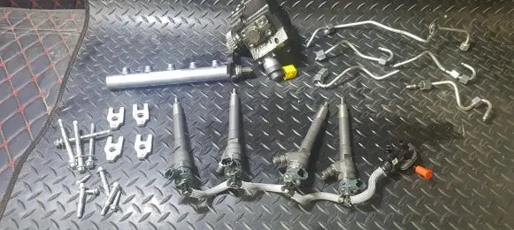 Renault Trafic III (X82) Fuel injector 0445010404