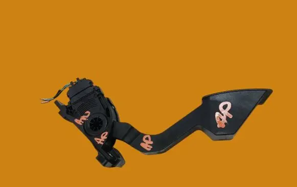 Accelerator throttle pedal