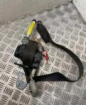 Mitsubishi Carisma Front seatbelt E40429087