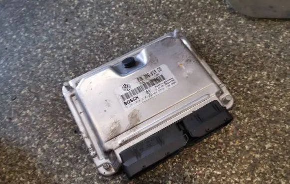 Volkswagen PASSAT B5 Engine control unit/module 038906019CD 0281010218