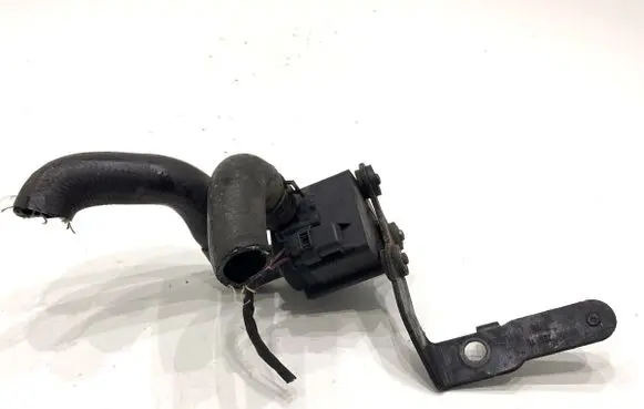 Volkswagen PASSAT CC Oil filter mounting bracket 