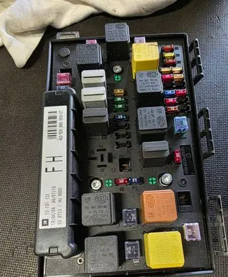 Opel Astra H Fuse box set 13191131 5DK00866837