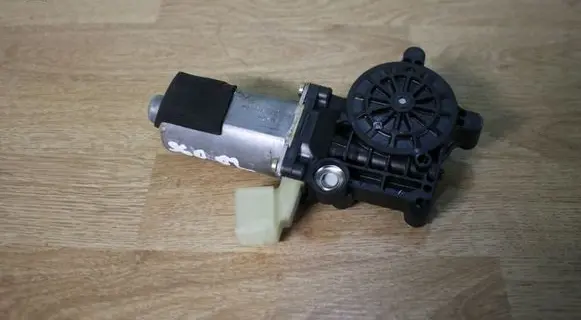 Volvo S60 Front door window regulator motor 0130821760