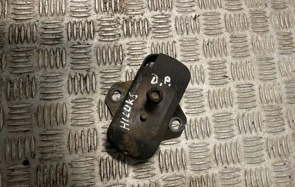 Toyota Hilux (N80, N90, N100, N110) Engine mount bracket