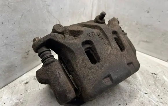 Nissan Qashqai+2 Front brake caliper TB132