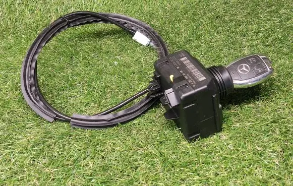 Mercedes-Benz C W204 Ignition lock A2075450108 2302670164