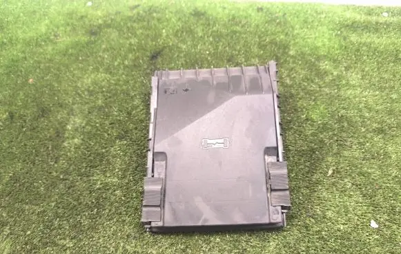 Volkswagen PASSAT B7 Fuse box cover 1K0937132