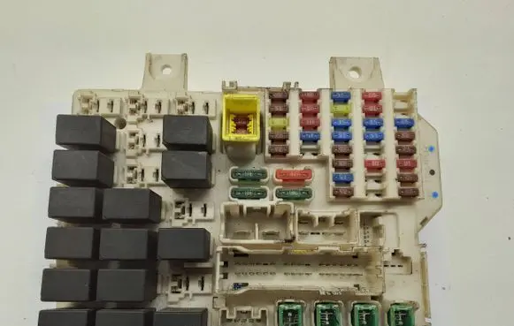 Mitsubishi Colt Fuse module 8637A171 5WK45103L 5WK45103