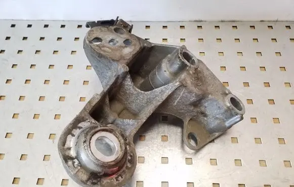Audi A4 S4 B7 8E 8H Engine mounting bracket 8E0199352F