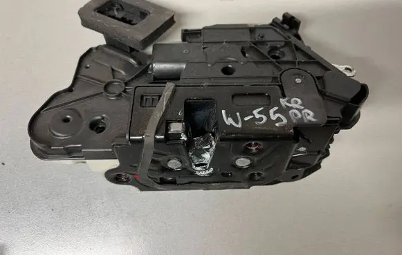 Volkswagen Golf VII Front door lock 5K1837015E A046465