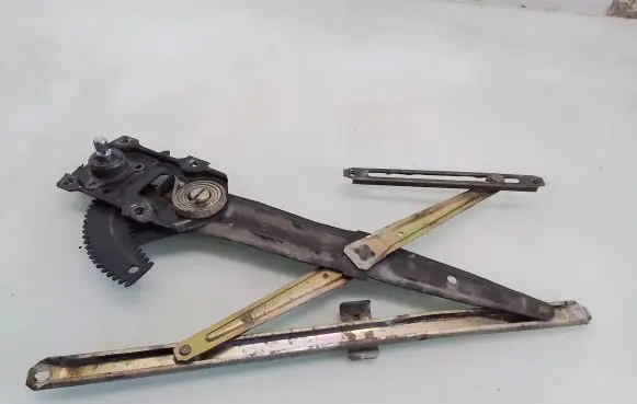 Suzuki Swift Cultus Front door manual window regulator 