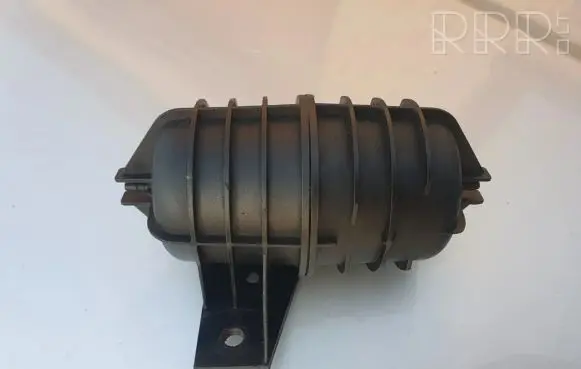 Vacuum air tank
