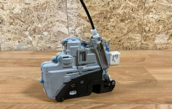 Audi A4 S4 B7 8E 8H Front door lock 8E1837015AA