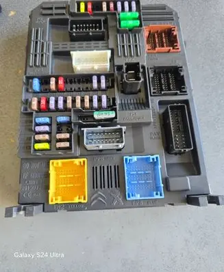 Peugeot Expert Fuse module 9819855180 1521843138 28550097