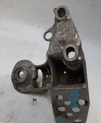 Audi A4 S4 B6 8E 8H Engine mounting bracket 8E0199351