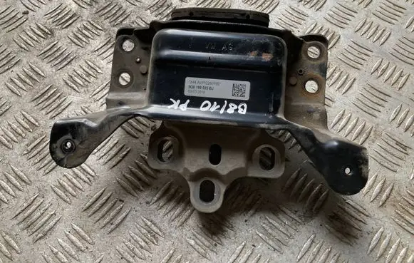 Volkswagen PASSAT B8 Engine mount bracket 5Q0199555BJ