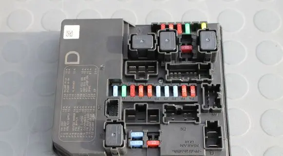 Nissan Navara D40 Fuse module 284B7