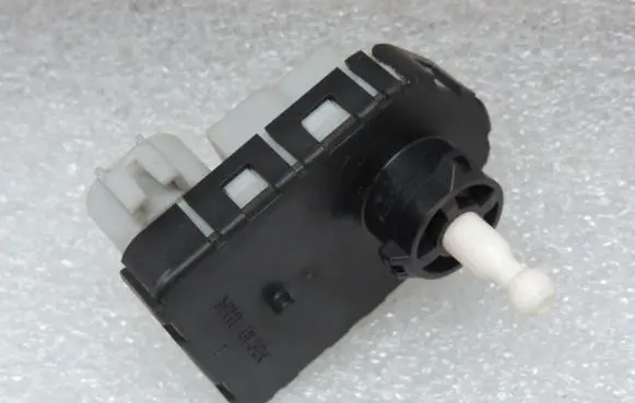 Toyota Avensis T270 Headlight level adjustment motor 8113005350