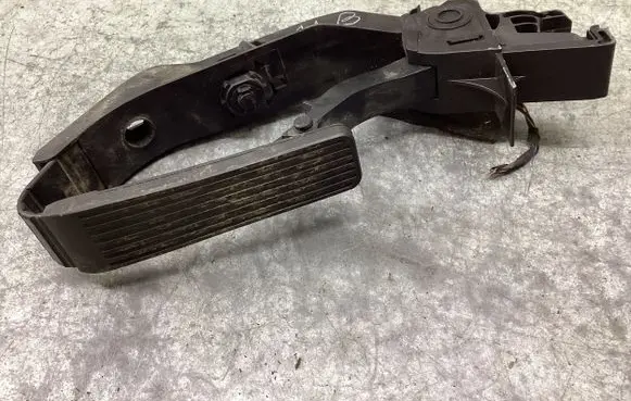 Mercedes-Benz C W203 Accelerator throttle pedal A2113000404