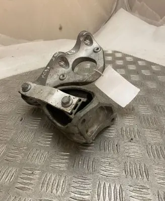 Volvo XC90 Engine mount bracket 31339953 31339951 31401995