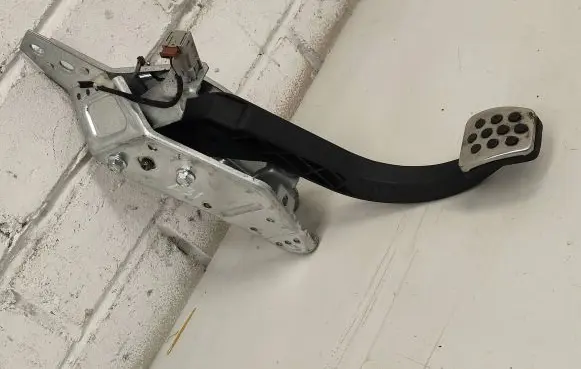 Opel Astra H Clutch pedal 28870 E980 07399V
