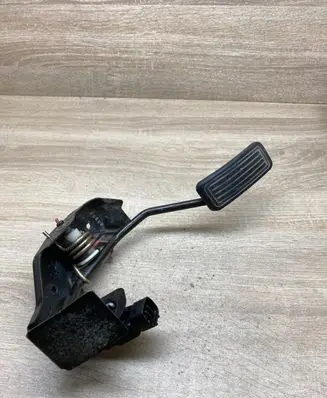 Accelerator throttle pedal