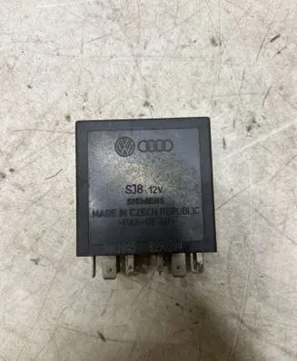 Volkswagen PASSAT B5.5 Window wiper relay 1J0955531