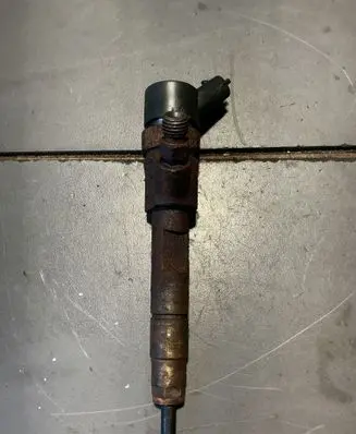 Opel Vivaro Fuel injector 8200238528