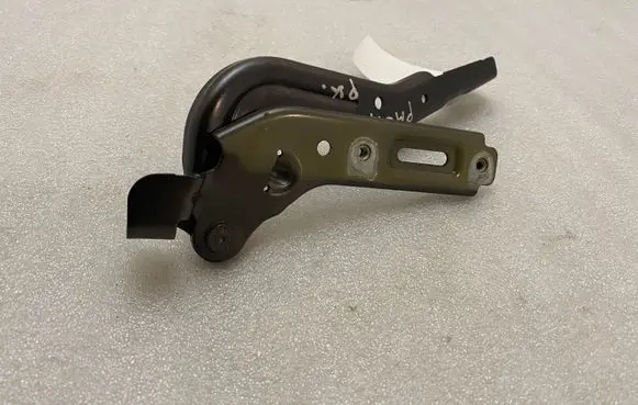 Engine bonnet/hood hinges