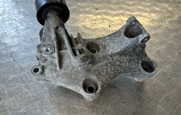 Nissan X-Trail T32 Generator/alternator bracket 117105124R