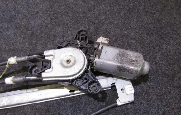 Toyota Yaris Front door window regulator motor 857200d120 85720-0d120